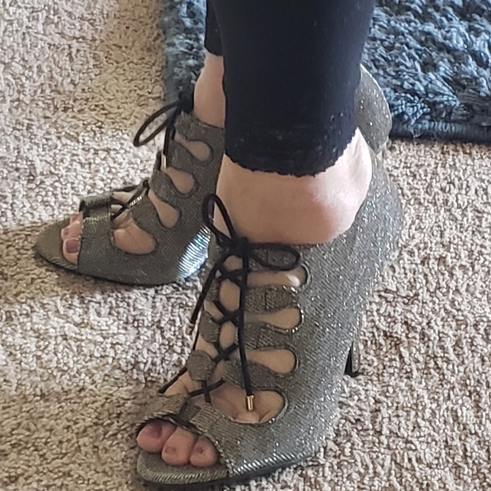 Fioni Night size 8 1/2 ankle boot